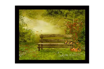 Inramad Canvastavla i trä - 41x56 cm - Bänk i en grönskande trädgård omgiven av blommor och fjärilar - Grön / Brun / Gul - Inredning - Tavlor & posters - Canvastavla