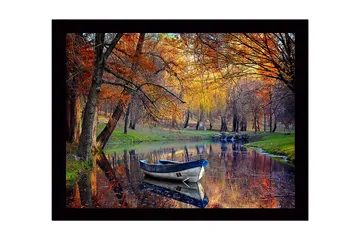 Inramad Canvastavla i trä - 41x56 cm - Båt som flyter stilla i en spegelblanka sjö omgiven av höstfärgade träd - Orange / Grön / Blå - Inredning - Tavlor & posters - Canvastavla