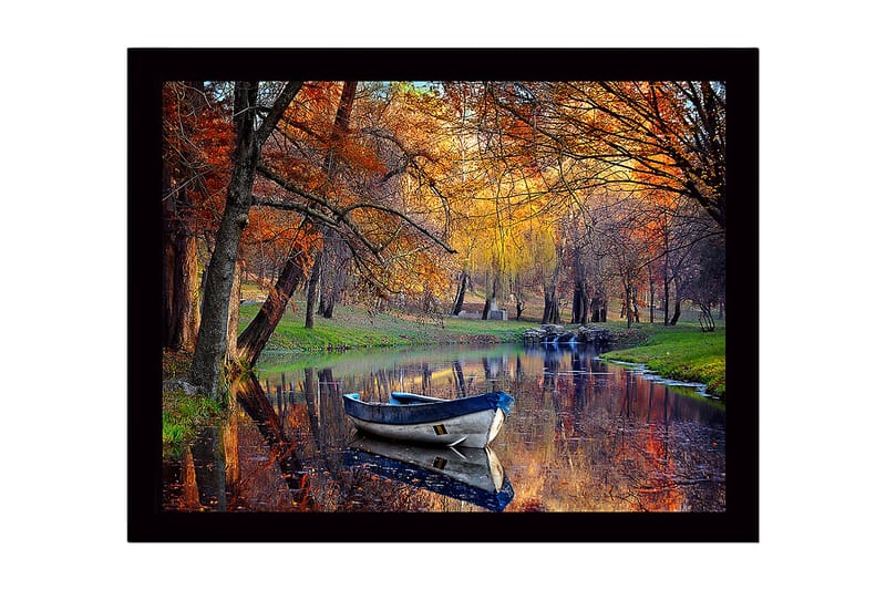 Inramad Canvastavla i trä - 41x56 cm - Båt som flyter stilla i en spegelblanka sjö omgiven av höstfärgade träd, Orange / Grön / Blå
