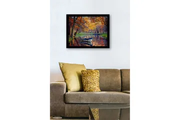 Inramad Canvastavla i trä - 41x56 cm - Båt som flyter stilla i en spegelblanka sjö omgiven av höstfärgade träd - Orange / Grön / Blå - Inredning - Tavlor & posters - Canvastavla