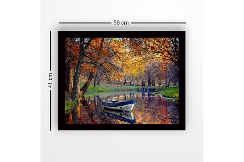 Inramad Canvastavla i trä - 41x56 cm - Båt som flyter stilla i en spegelblanka sjö omgiven av höstfärgade träd - Orange / Grön / Blå - Inredning - Tavlor & posters - Canvastavla