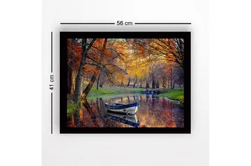 Inramad Canvastavla i trä - 41x56 cm - Båt som flyter stilla i en spegelblanka sjö omgiven av höstfärgade träd - Orange / Grön / Blå - Inredning - Tavlor & posters - Canvastavla