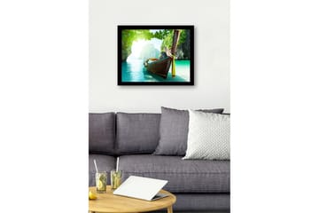 Inramad Canvastavla i trä - 41x56 cm - Båt som ligger stilla i en klar, turkos lagun omgiven av gröna klippor - Turkos / Grön / Brun - Inredning - Tavlor & posters - Canvastavla
