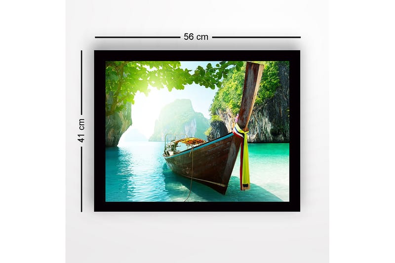 Inramad Canvastavla i trä - 41x56 cm - Båt som ligger stilla i en klar, turkos lagun omgiven av gröna klippor - Turkos / Grön / Brun - Inredning - Tavlor & posters - Canvastavla