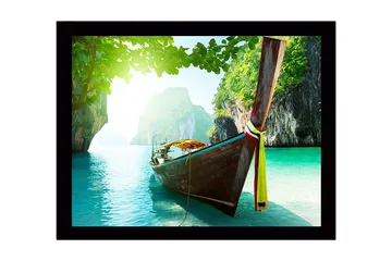 Inramad Canvastavla i trä - 41x56 cm - Båt som ligger stilla i en klar, turkos lagun omgiven av gröna klippor - Turkos / Grön / Brun - Inredning - Tavlor & posters - Canvastavla