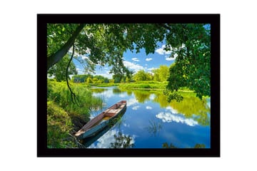 Inramad Canvastavla i trä - 41x56 cm - Båt vid en spegelblanka sjö omgiven av grönskande natur - Grön / Blå / Brun - Inredning - Tavlor & posters - Canvastavla