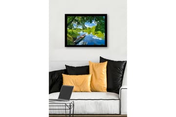 Inramad Canvastavla i trä - 41x56 cm - Båt vid en spegelblanka sjö omgiven av grönskande natur - Grön / Blå / Brun - Inredning - Tavlor & posters - Canvastavla