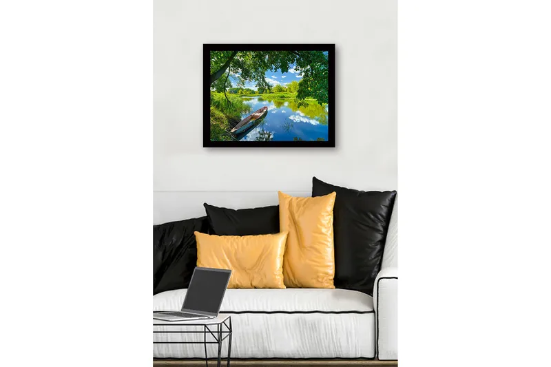 Inramad Canvastavla i trä - 41x56 cm - Båt vid en spegelblanka sjö omgiven av grönskande natur - Grön / Blå / Brun - Inredning - Tavlor & posters - Canvastavla