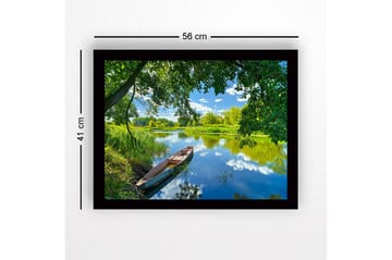 Inramad Canvastavla i trä - 41x56 cm - Båt vid en spegelblanka sjö omgiven av grönskande natur - Grön / Blå / Brun - Inredning - Tavlor & posters - Canvastavla
