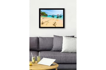 Inramad Canvastavla i trä - 41x56 cm - Båtar förankrade vid en solig strand med klart turkost vatten - Turkos / Beige / Grön - Inredning - Tavlor & posters - Canvastavla