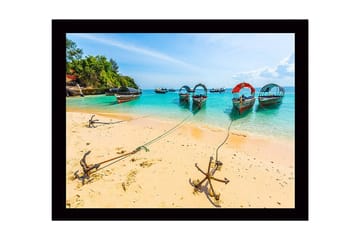 Inramad Canvastavla i trä - 41x56 cm - Båtar förankrade vid en solig strand med klart turkost vatten - Turkos / Beige / Grön - Inredning - Tavlor & posters - Canvastavla