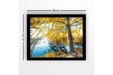 Inramad Canvastavla i trä - 41x56 cm - Båtar vid en spegelblanka sjö omgiven av gyllene höstlöv - Guld / Grön / Blå - Inredning - Tavlor & posters - Canvastavla
