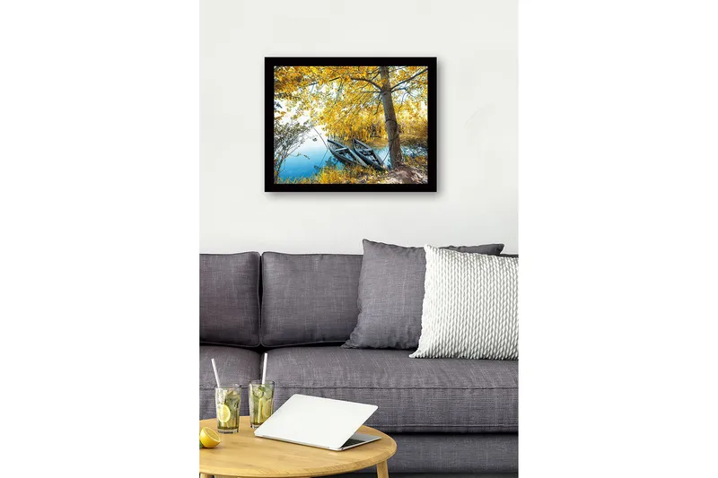 Inramad Canvastavla i trä - 41x56 cm - Båtar vid en spegelblanka sjö omgiven av gyllene höstlöv - Guld / Grön / Blå - Inredning - Tavlor & posters - Canvastavla