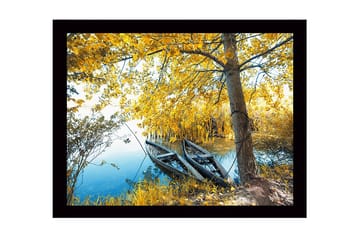 Inramad Canvastavla i trä - 41x56 cm - Båtar vid en spegelblanka sjö omgiven av gyllene höstlöv - Guld / Grön / Blå - Inredning - Tavlor & posters - Canvastavla