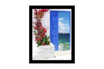 Inramad Canvastavla i trä - 41x56 cm - Blå dörr med blommor i rött framför havsutsikt - Blå / Röd / Vit - Inredning - Tavlor & posters - Canvastavla