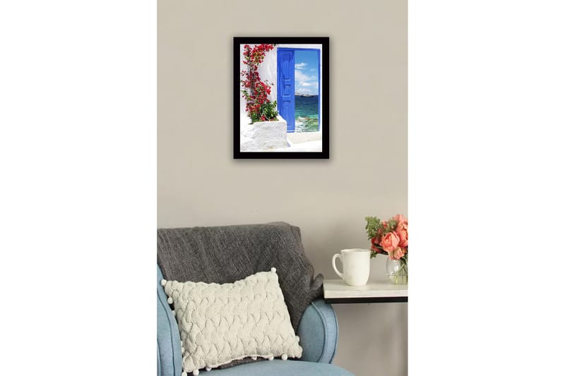 Inramad Canvastavla i trä - 41x56 cm - Blå dörr med blommor i rött framför havsutsikt - Blå / Röd / Vit - Inredning - Tavlor & posters - Canvastavla