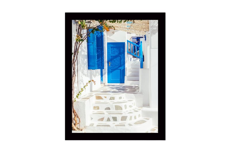 Inramad Canvastavla i trä - 41x56 cm - Blå dörrar och trappor i en vitkalkad gränd - Blå / Vit - Inredning - Tavlor & posters - Canvastavla