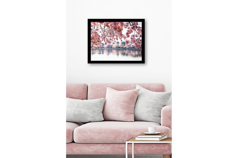 Inramad Canvastavla i trä - 41x56 cm - Blommande körsbärsträd vid en spegelblanka sjö - Rosa / Grön / Blå - Inredning - Tavlor & posters - Canvastavla