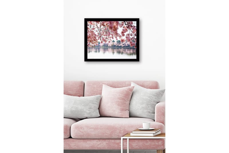 Inramad Canvastavla i trä - 41x56 cm - Blommande körsbärsträd vid en spegelblanka sjö - Rosa / Grön / Blå - Inredning - Tavlor & posters - Canvastavla