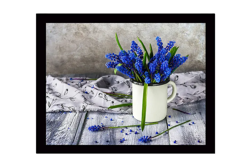 Inramad Canvastavla i trä - 41x56 cm - Blomsterarrangemang med blå pärlhyacinter i en vit kopp, Blå / Grön / Vit
