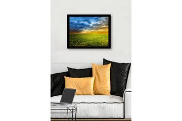 Inramad Canvastavla i trä - 41x56 cm - Blomstrande äng med gula maskrosor under en dramatisk himmel - Gult / Blått / Grönt - Inredning - Tavlor & posters - Canvastavla
