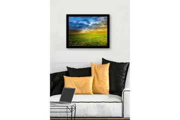 Inramad Canvastavla i trä - 41x56 cm - Blomstrande äng med gula maskrosor under en dramatisk himmel - Gult / Blått / Grönt - Inredning - Tavlor & posters - Canvastavla