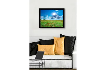Inramad Canvastavla i trä - 41x56 cm - Blomstrande äng med röda vallmo och vita blommor under en klarblå himmel - Grön / Röd / Vit - Inredning - Tavlor & posters - Canvastavla