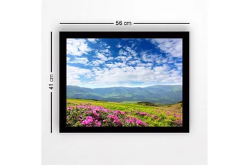 Inramad Canvastavla i trä - 41x56 cm - Blomstrande äng med rosa blommor och fjärran berg i bakgrunden - Rosa / Grön / Blå - Inredning - Tavlor & posters - Canvastavla