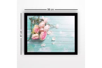 Inramad Canvastavla i trä - 41x56 cm - Bukett av rosa rosor med blad och kronblad på en ljusgrön bakgrund - Rosa / Ljusgrön / Vit - Inredning - Tavlor & posters - Canvastavla