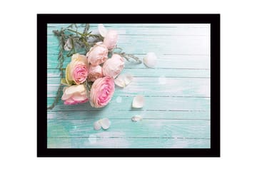Inramad Canvastavla i trä - 41x56 cm - Bukett av rosa rosor med blad och kronblad på en ljusgrön bakgrund - Rosa / Ljusgrön / Vit - Inredning - Tavlor & posters - Canvastavla