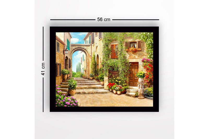 Inramad Canvastavla i trä - 41x56 cm - Charmig gränd med blomsterprydda hus och en båge i bakgrunden - Grön / Gul / Rosa - Inredning - Tavlor & posters - Canvastavla