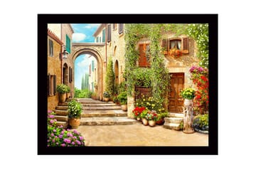 Inramad Canvastavla i trä - 41x56 cm - Charmig gränd med blomsterprydda hus och en båge i bakgrunden - Grön / Gul / Rosa - Inredning - Tavlor & posters - Canvastavla