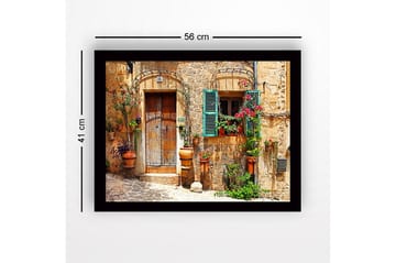 Inramad Canvastavla i trä - 41x56 cm - Charmig husfasad med blomsterdekorationer och gröna fönsterluckor - Terrakotta / Grön / Beige - Inredning - Tavlor & posters - Canvastavla