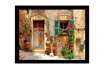 Inramad Canvastavla i trä - 41x56 cm - Charmig husfasad med blomsterdekorationer och gröna fönsterluckor - Terrakotta / Grön / Beige - Inredning - Tavlor & posters - Canvastavla