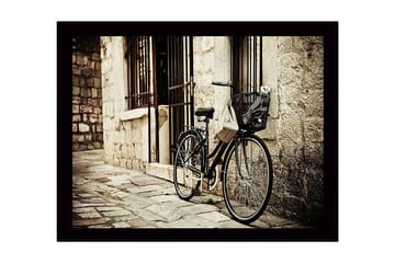 Inramad Canvastavla i trä - 41x56 cm - Cykel lutad mot en gammal stenvägg - Svart / Beige / Grå - Inredning - Tavlor & posters - Canvastavla