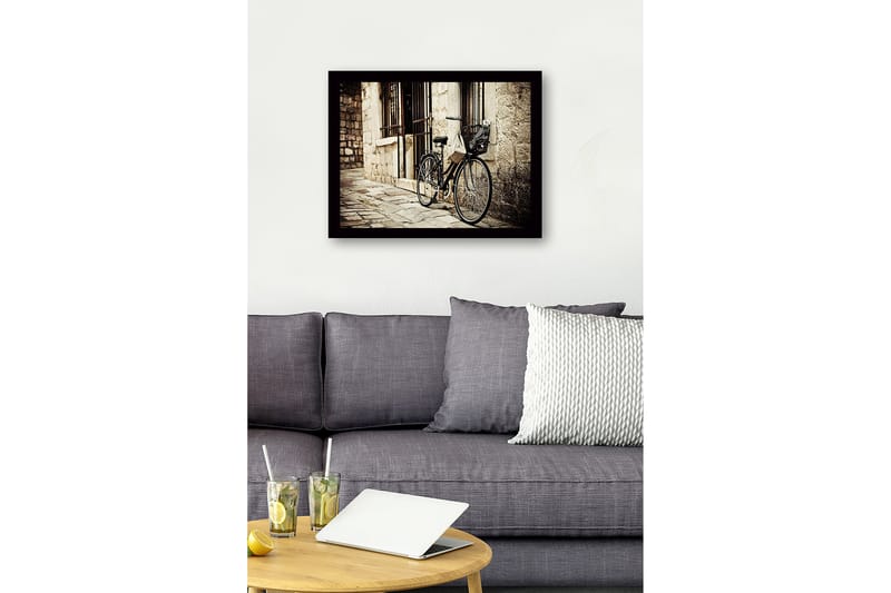 Inramad Canvastavla i trä - 41x56 cm - Cykel lutad mot en gammal stenvägg - Svart / Beige / Grå - Inredning - Tavlor & posters - Canvastavla