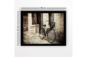 Inramad Canvastavla i trä - 41x56 cm - Cykel lutad mot en gammal stenvägg - Svart / Beige / Grå - Inredning - Tavlor & posters - Canvastavla