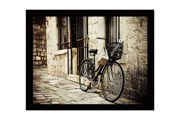 Inramad Canvastavla i trä - 41x56 cm - Cykel lutad mot en gammal stenvägg - Svart / Beige / Grå - Inredning - Tavlor & posters - Canvastavla