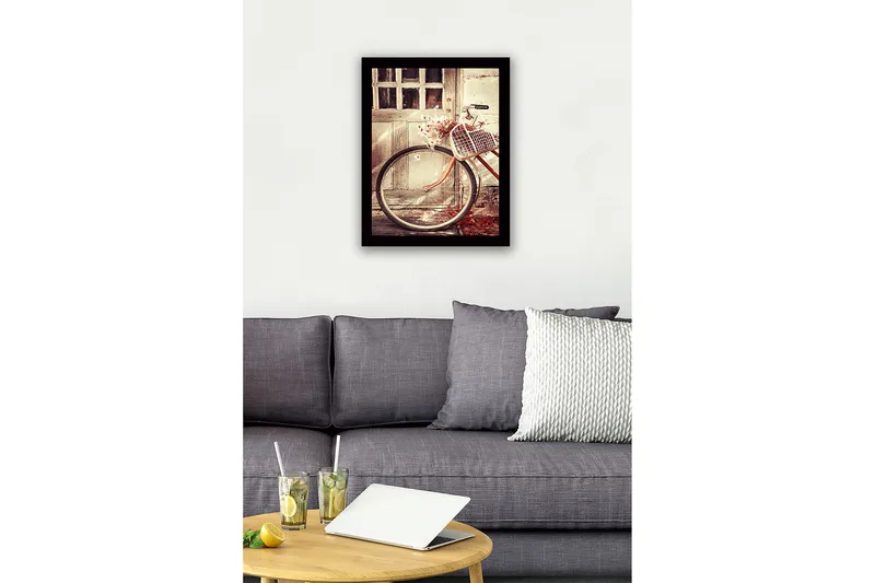 Inramad Canvastavla i trä - 41x56 cm - Cykel med korg fylld av blommor vid en gammal dörr - Beige / Rostbrun / Vit - Inredning - Tavlor & posters - Canvastavla