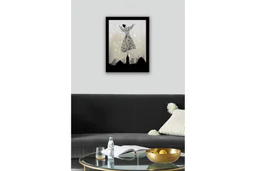 Inramad Canvastavla i trä - 41x56 cm - Dansande figur i en utsmyckad klänning som svävar över en stadssilhuett - Svart / Grå / Vit - Inredning - Tavlor & posters - Canvastavla