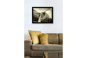 Inramad Canvastavla i trä - 41x56 cm - Detaljerad närbild av en flygplanspropeller och motor - Grå / Svart / Silver - Inredning - Tavlor & posters - Canvastavla