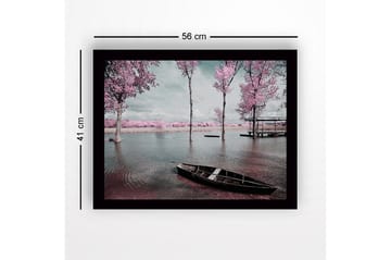 Inramad Canvastavla i trä - 41x56 cm - Drömlik landskap med rosa träd vid en stilla sjö - Rosa / Grå / Svart - Inredning - Tavlor & posters - Canvastavla