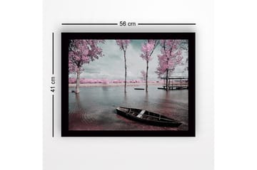 Inramad Canvastavla i trä - 41x56 cm - Drömlik landskap med rosa träd vid en stilla sjö - Rosa / Grå / Svart - Inredning - Tavlor & posters - Canvastavla