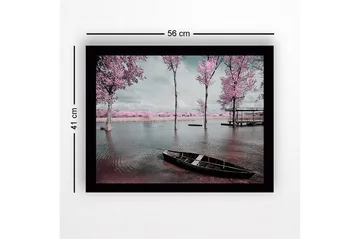 Inramad Canvastavla i trä - 41x56 cm - Drömlik landskap med rosa träd vid en stilla sjö - Rosa / Grå / Svart - Inredning - Tavlor & posters - Canvastavla