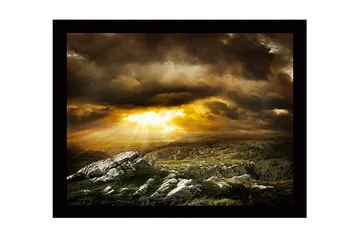 Inramad Canvastavla i trä - 41x56 cm - Dramatiskt landskap med solstrålar som bryter genom molnen - Guld / Mörkgrå / Grön - Inredning - Tavlor & posters - Canvastavla