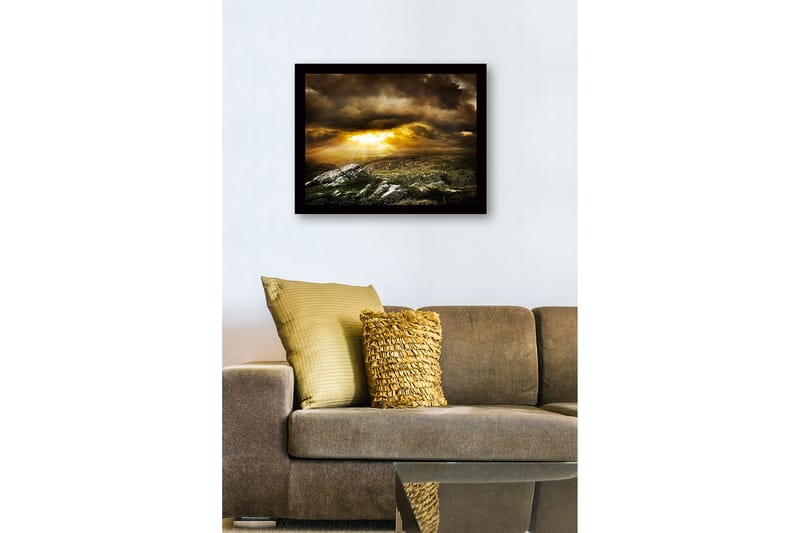 Inramad Canvastavla i trä - 41x56 cm - Dramatiskt landskap med solstrålar som bryter genom molnen - Guld / Mörkgrå / Grön - Inredning - Tavlor & posters - Canvastavla