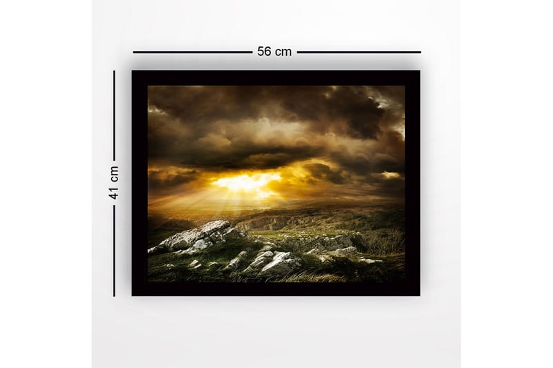 Inramad Canvastavla i trä - 41x56 cm - Dramatiskt landskap med solstrålar som bryter genom molnen - Guld / Mörkgrå / Grön - Inredning - Tavlor & posters - Canvastavla