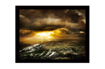 Inramad Canvastavla i trä - 41x56 cm - Dramatiskt landskap med solstrålar som bryter genom molnen - Guld / Mörkgrå / Grön - Inredning - Tavlor & posters - Canvastavla