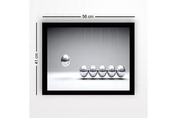 Inramad Canvastavla i trä - 41x56 cm - Dynamisk komposition med hängande metallkulor i rörelse - Silver / Grå - Inredning - Tavlor & posters - Canvastavla