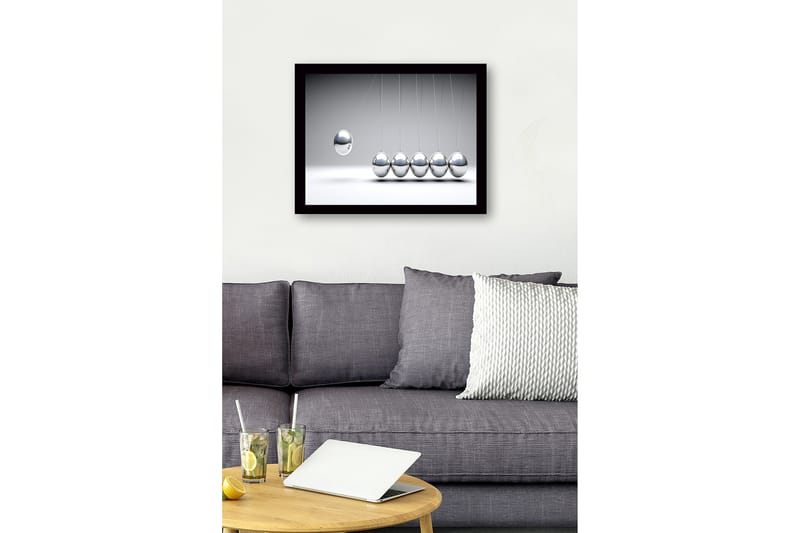Inramad Canvastavla i trä - 41x56 cm - Dynamisk komposition med hängande metallkulor i rörelse - Silver / Grå - Inredning - Tavlor & posters - Canvastavla